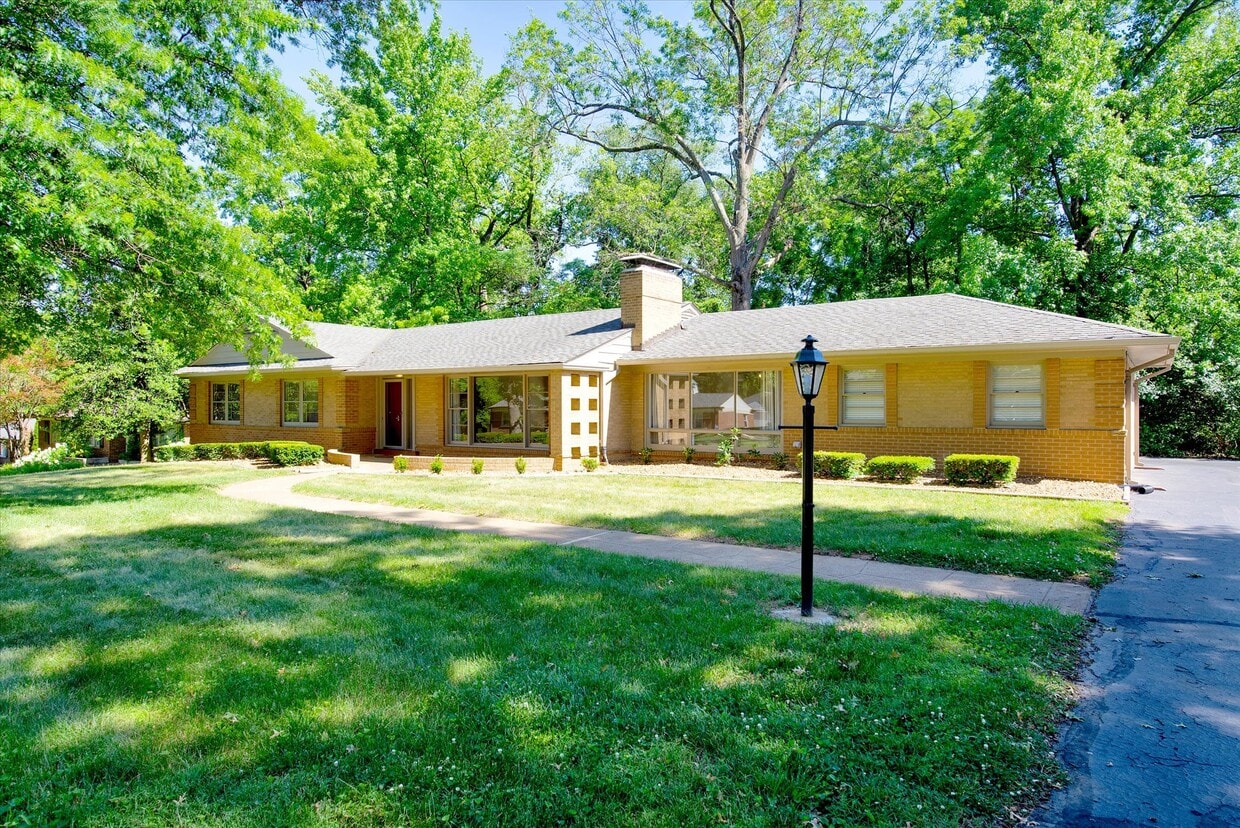 16 Spoede Hills Dr, Creve Coeur, MO 63141 House Rental in Creve Coeur