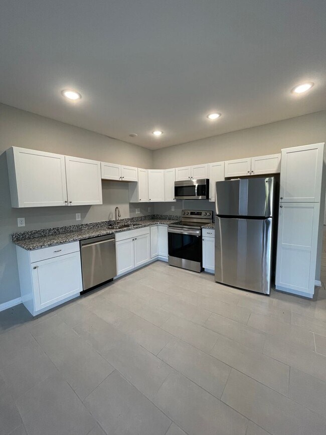 Building Photo - 3 Bedroom 2.5 Bath Townhouse in Columbia! Available for Move-In 1/1/2026!