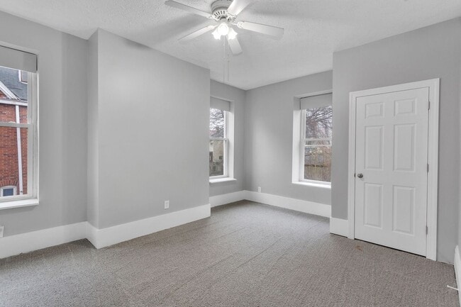 Building Photo - 5 bed 2 bath - completely updated top to b...