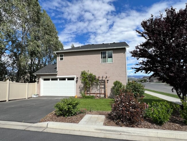 Building Photo - Beautifully constructed! 3 bed/2.5 bath ho...