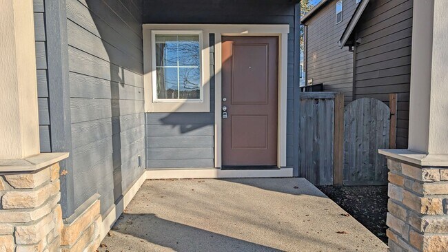 Building Photo - 4 bedroom 2.5 bathroom home