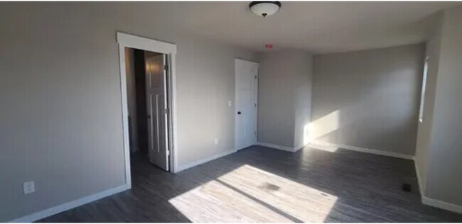 Building Photo - 1407 E Dalton Ave