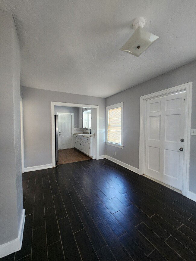 Puerta de entrada con vista a la cocina. - 2927 38th Ave N