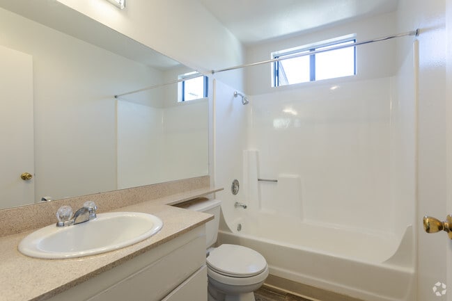 2BR, 2BA - 667 SF - Sunset Trails