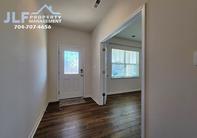 Building Photo - Gorgeous 5 Bed/3 Bath Home in Locust!