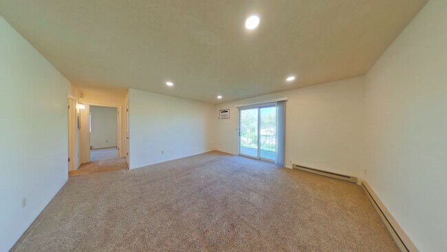 Foto del edificio - 2 Bedroom 1 Bath Centrally Located! Close to shopping and food truck court on 7th!