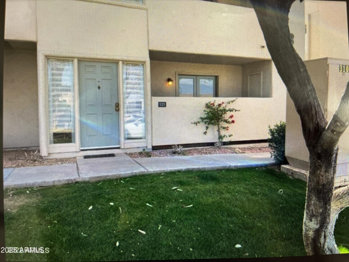 Primary Photo - 1820 E Morten Ave