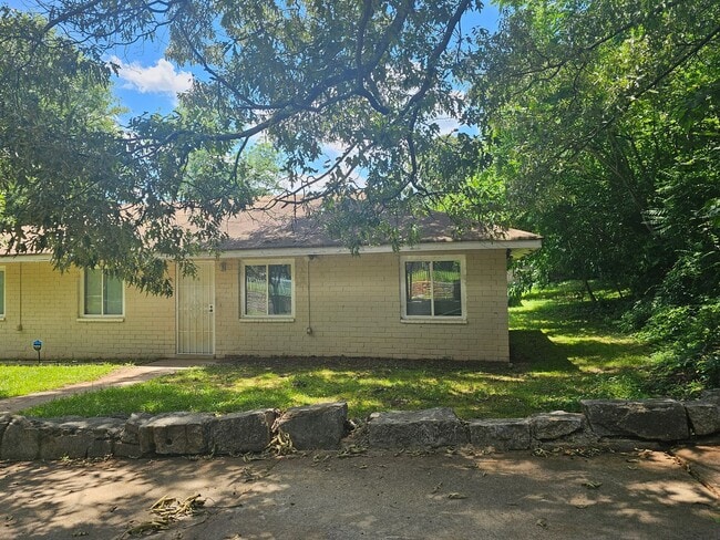 Foto del edificio - No Steps - 2/1 Duplex Near Hank Aaron Dr -...