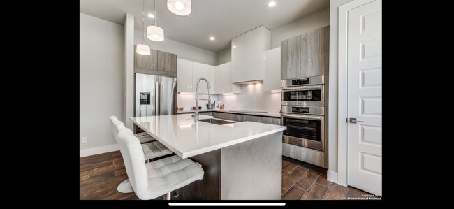 Kitchen Island - 1817 N Saint Marys St