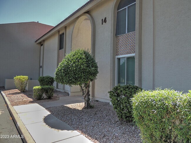 Foto del edificio - 10610 S 48th St