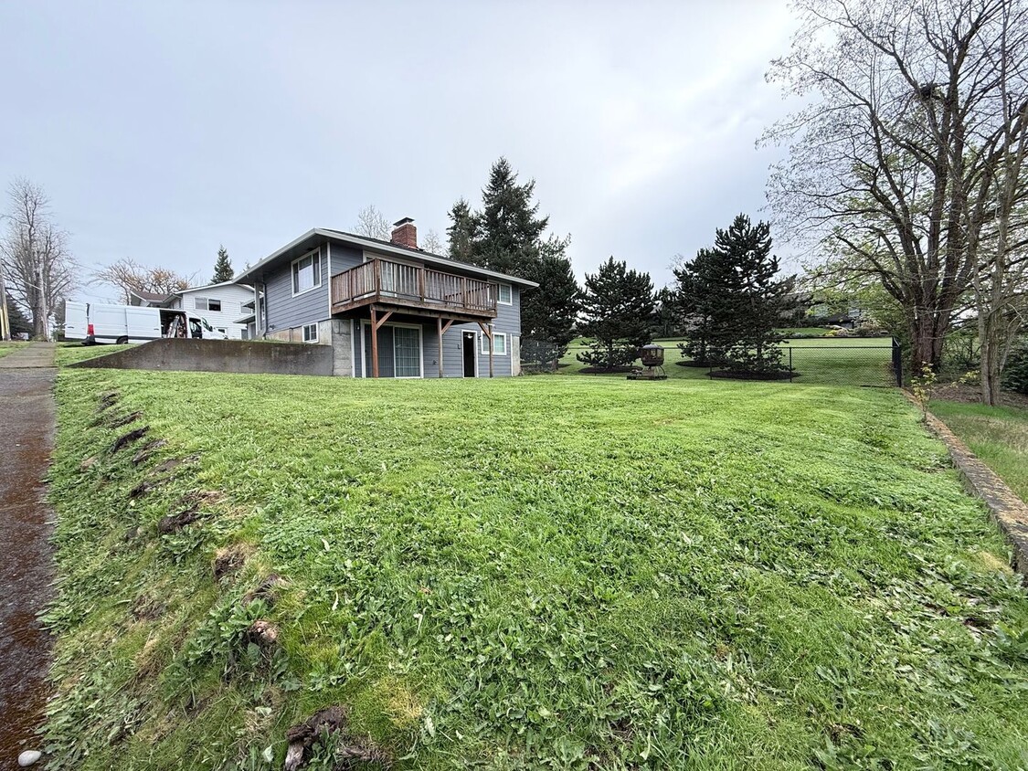 Primary Photo - 5 bedroom, 2 bath house located in Stayton...