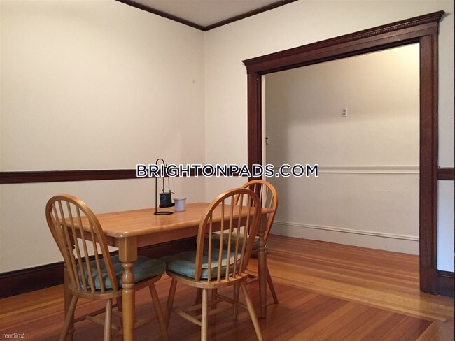 Foto del edificio - 64 Oak Square Ave