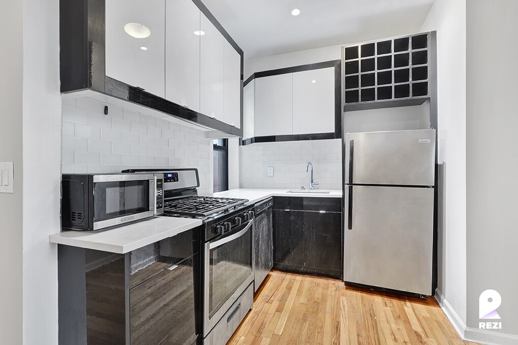 Primary Photo - 665 Lenox Ave