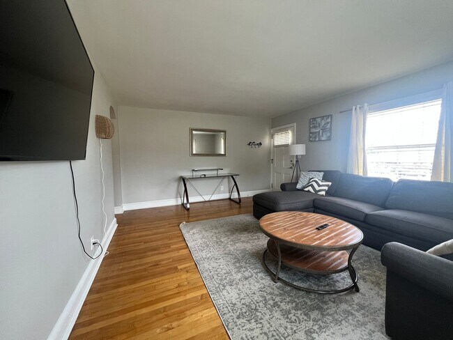 Foto del edificio - Fully furnished 1 bed and 1 bath duplex al...