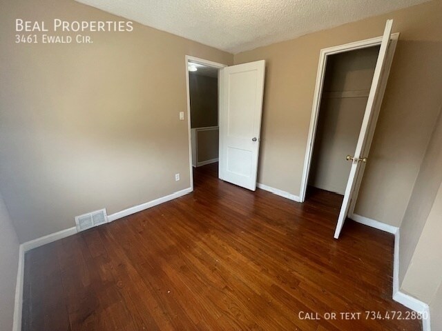 Foto del edificio - 3461 Ewald Cir