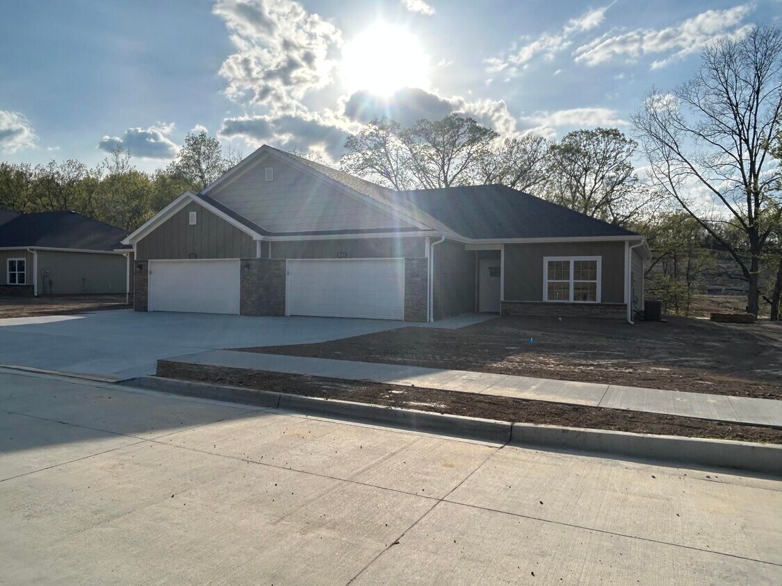 1117 STONEHAVEN Rd, Boonville, MO 65233 Condo for Rent in Boonville