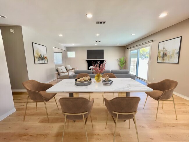 Foto del edificio - 7432 Donna Ave