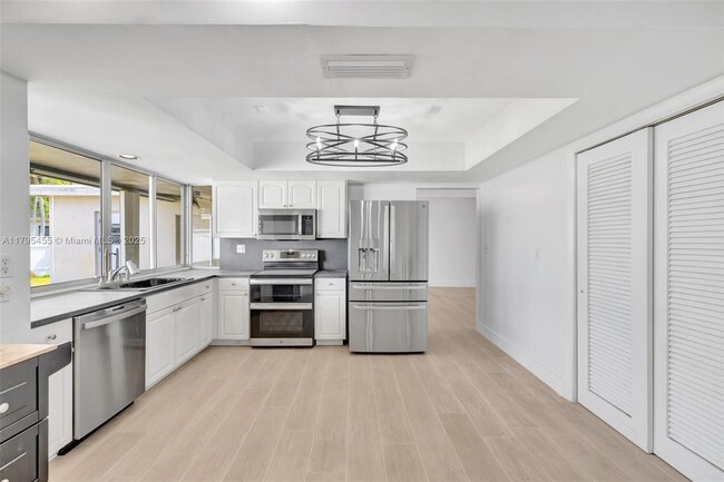 Building Photo - 9121 SW 54th Pl