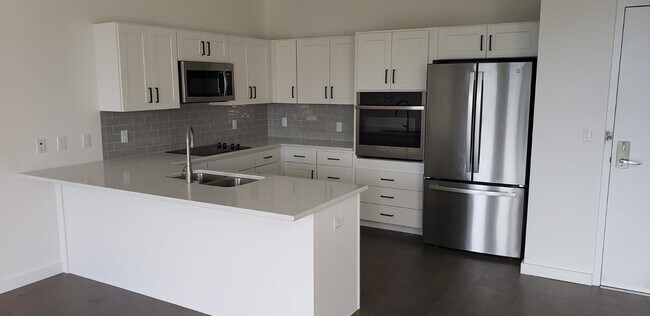 Kitchen - 132 Mirror Lake Dr N