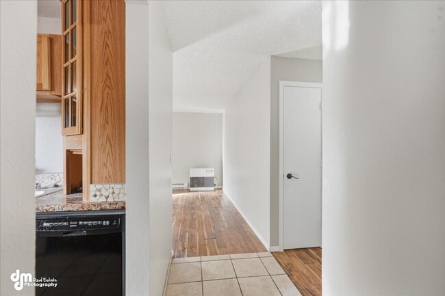 Building Photo - Charming 2BD/1BA Condo