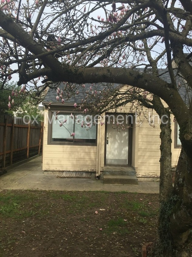 Primary Photo - 6221 NE Simpson St