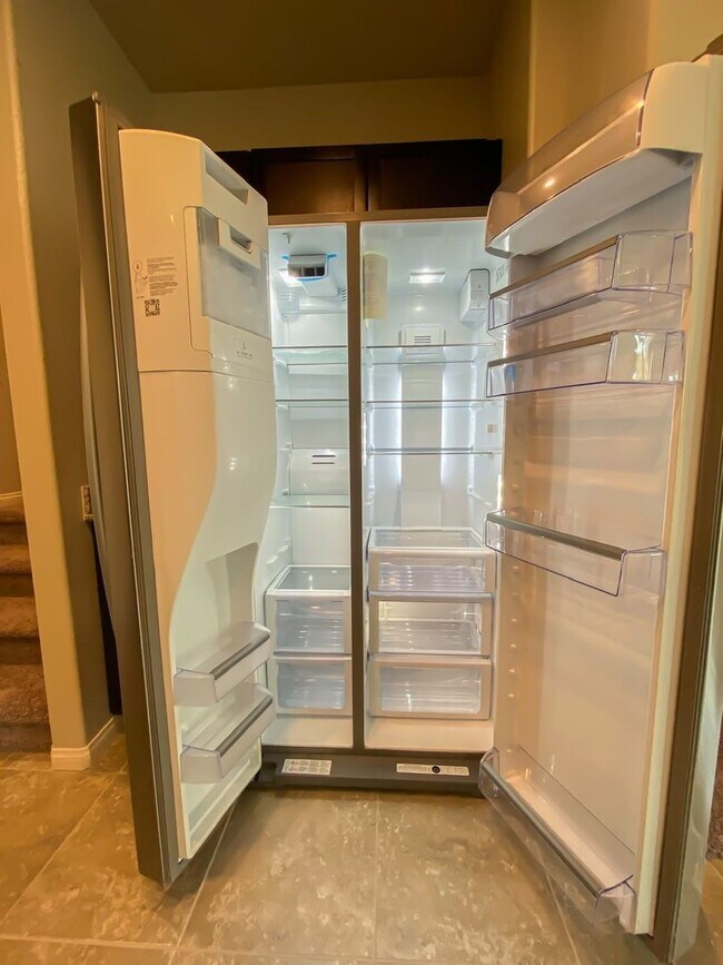 Foto del edificio - GATED 3 BED 2 BATH 2 CAR GARAGE SINGLE FAM...