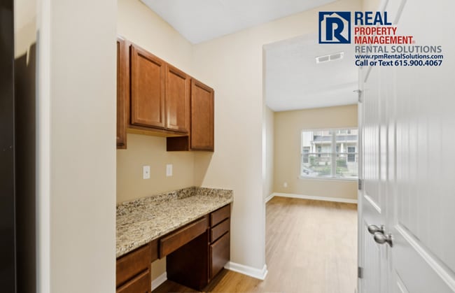 Building Photo - Great 3 bdrm end unit townhome! Washer/Dry...