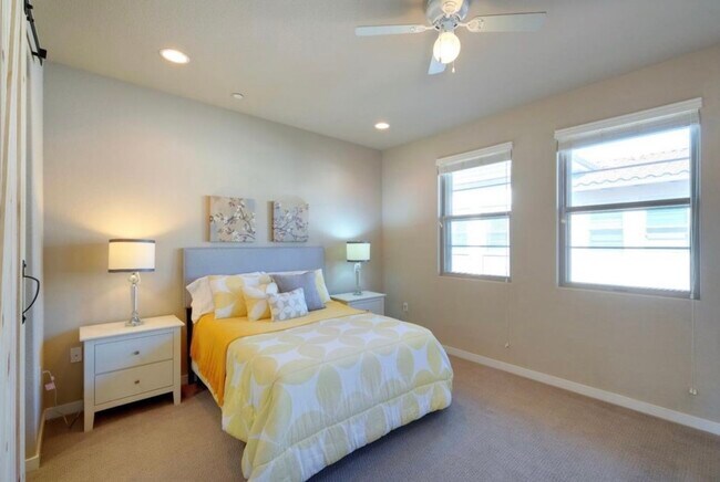 Building Photo - 1070 Goldenstar Pl
