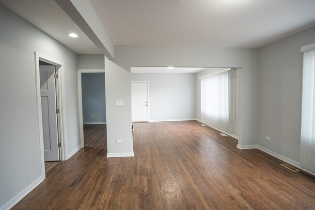 Building Photo - 2204 N Nagle Ave