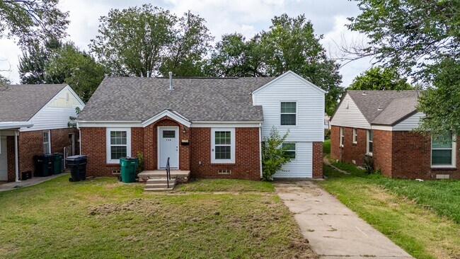 Building Photo - Spacious 3 Bedroom House