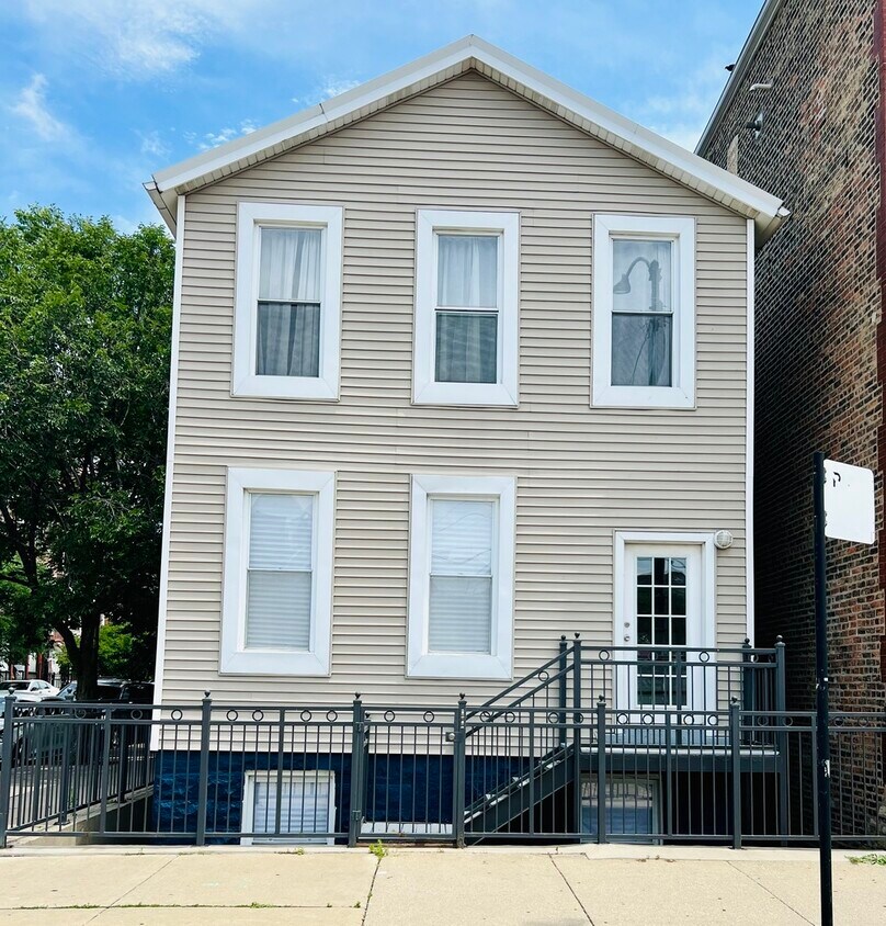 Foto principal - 1835 S Loomis St