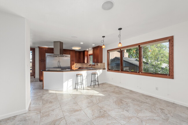 Comedor, Cocina - 570 Okeefe St