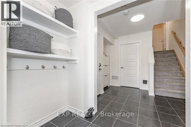 Building Photo - 8 Stratus St