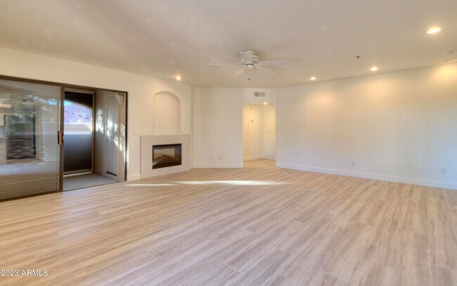 Building Photo - 5104 N 32nd Street Unit 408