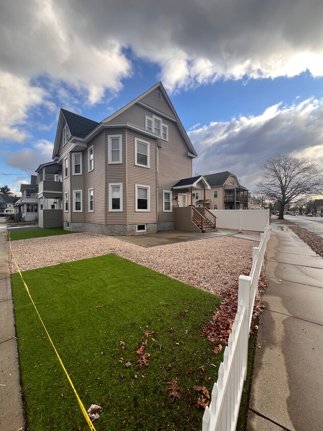 Photo - 877 Belmont Ave (Springfield, MA)