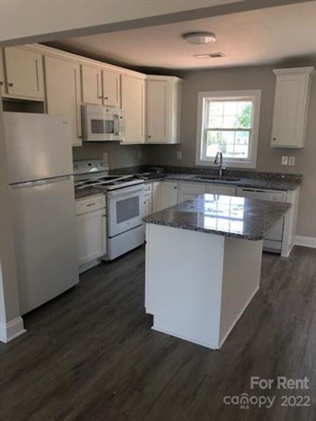 Building Photo - Brand new town home in Salisbury