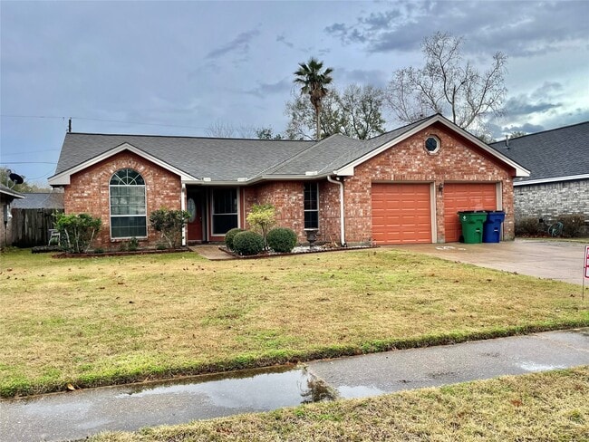 Building Photo - 704 Manor Dr