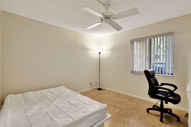 Foto del edificio - 120 NW 70th St