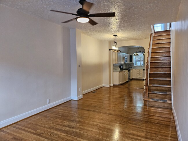Building Photo - 635 S Decker Ave