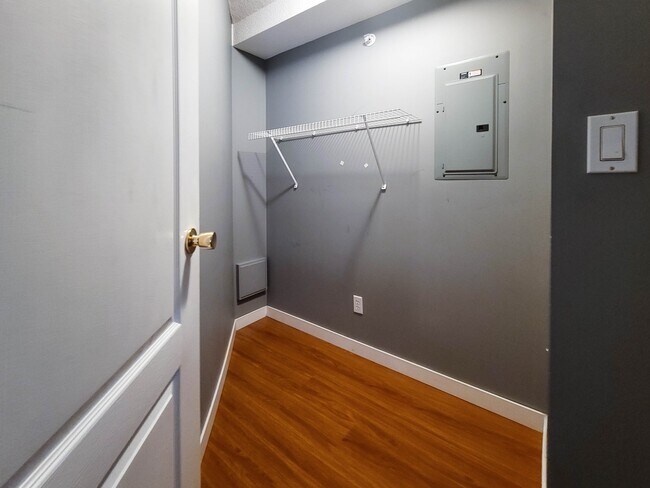 Photo du bâtiment - 7760 Granville Ave