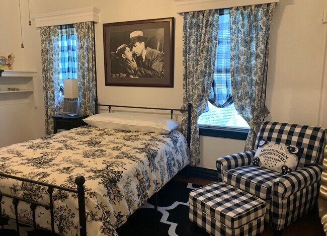 Bedroom with fireplace - 4514 NE 1st Ave