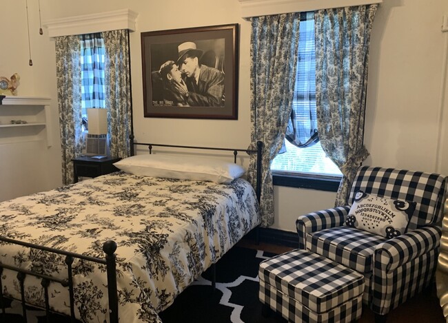 Bedroom with fireplace - 4514 NE 1st Ave