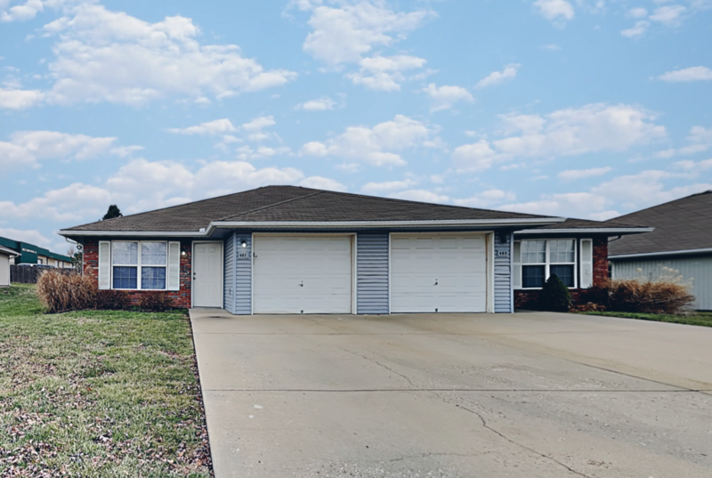 Foto principal - 401 NW Woodbury Dr