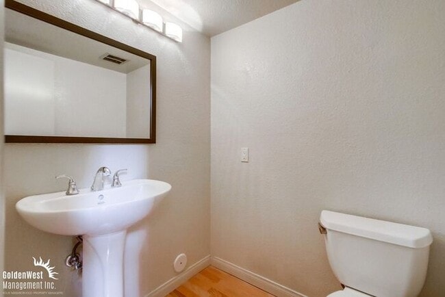 Building Photo - Beautiful Condo 2Bdm 2.5 Ba in the Heart o...