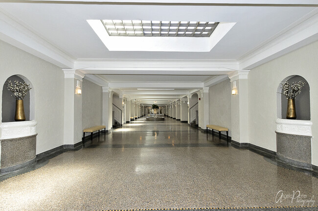 Building Photo - 4240 N Clarendon Ave