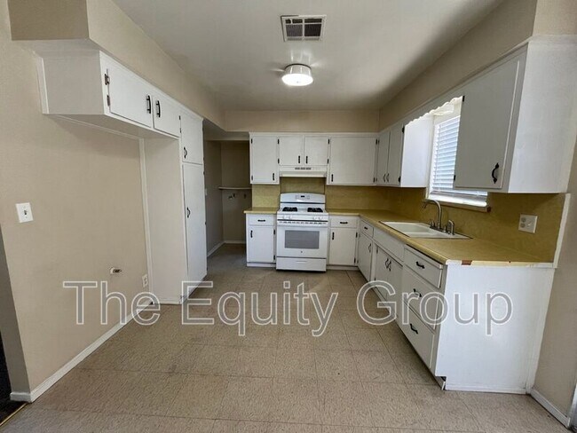 Foto del edificio - 1187 W Grand Ave