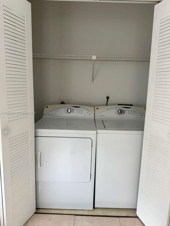 Foto del edificio - 3350 Pinewalk Dr N