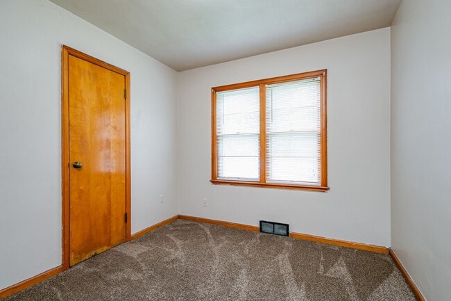 Building Photo - Great 5 Bedroom on East Side of Campus