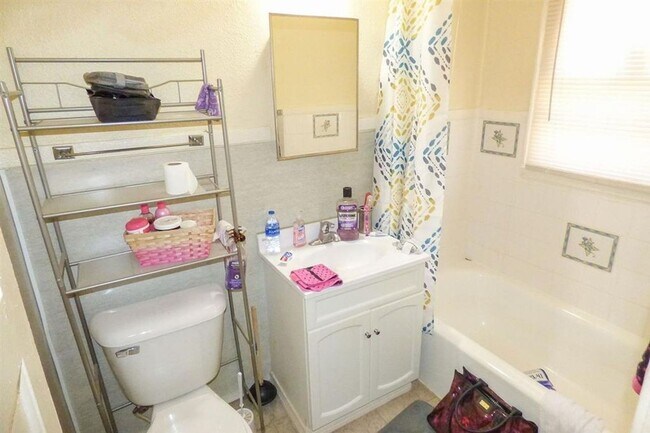 Foto del edificio - 3 bed 2 Bath Home Super Large Back Yard