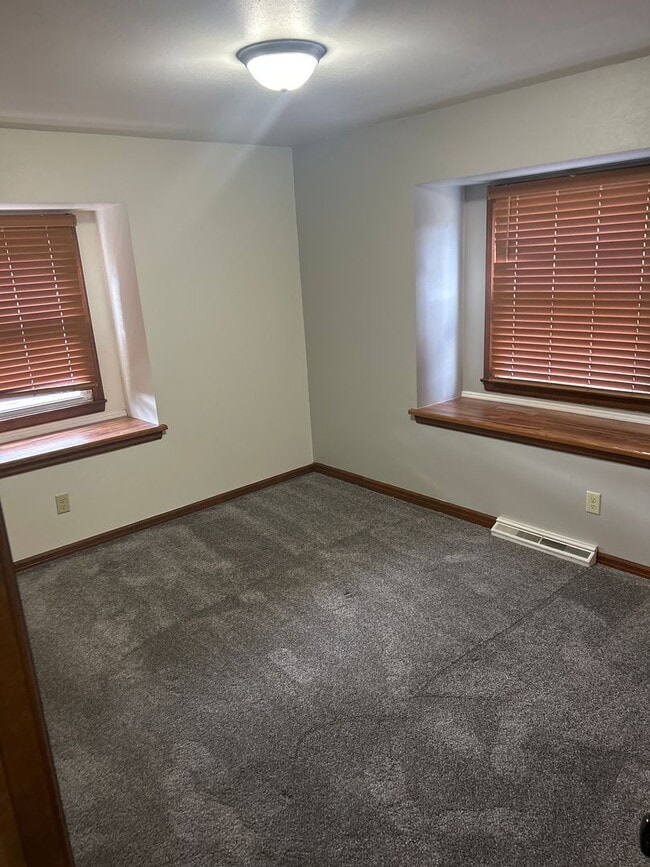 Building Photo - 717 Fairwood Dr
